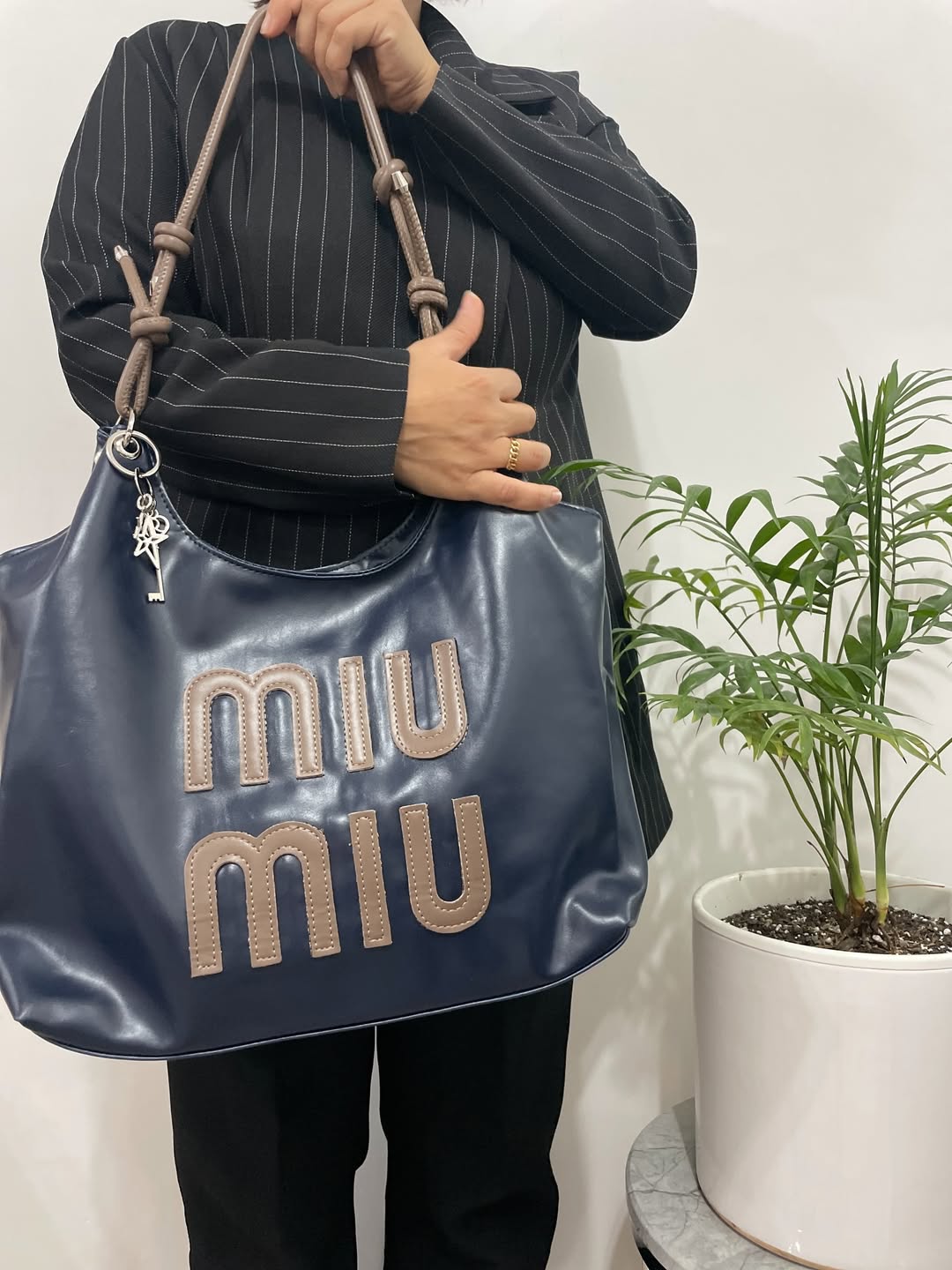 کیف دوشی زنانه miu miu